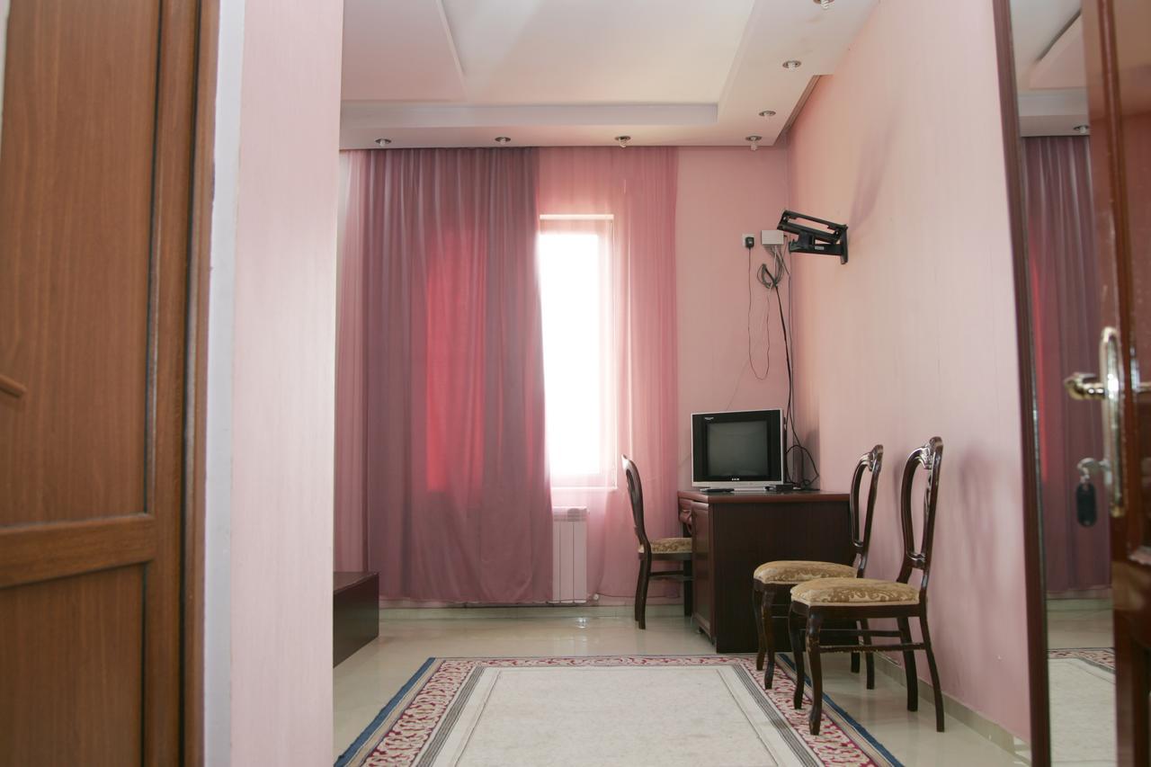 Hotel Eleon Kutaisi Esterno foto